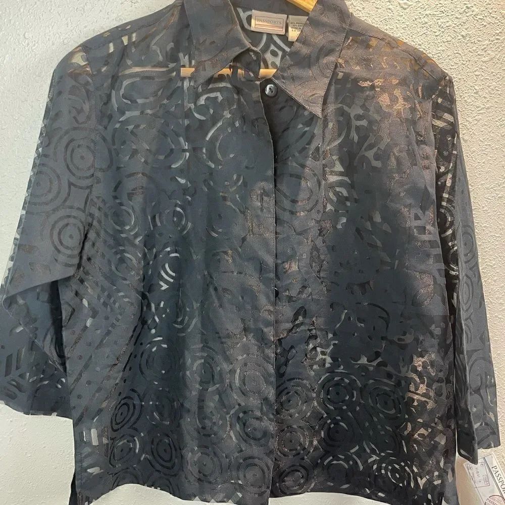 NWT Passport Women’s Top Size Medium